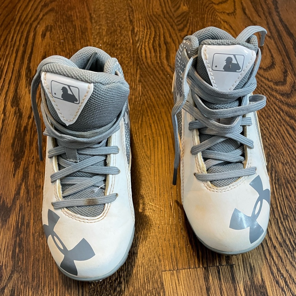 Baseball cleats
